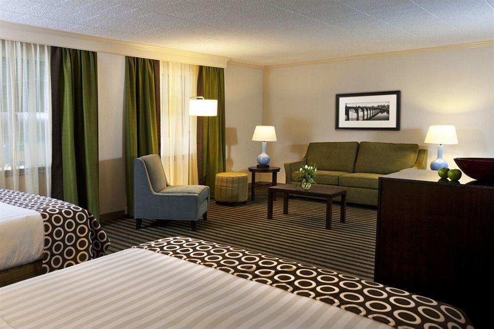 Best Western Premier The Central Hotel & Conference Center Harrisburg Room photo